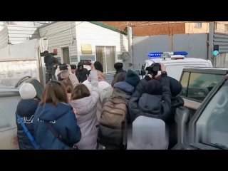 Актер Никита Кологривый вышел из спецприемника в Новосибирске, где отбывал арест за дебош в баре.