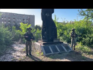 Тульские гвардейцы-десантники почтили в Попасной память погибших в Великой Отечественной войне
