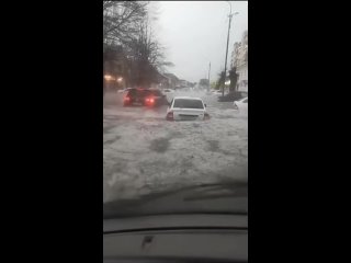 Мощный ливень с градом прошел в Нальчике. Улицы города затопило, машины оказались под водой