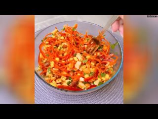 ВКУСНЫЙ САЛАТ      Ингредиенты:  Копчёная куриная грудка  Морковь по-корейски  Фасоль красная  Кукур