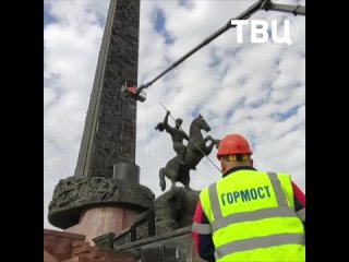 В Москве продолжается весенняя генеральная уборка: сегодня после зимы моют монумент Победы на Поклонной гореСделать это не т