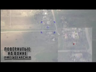 Удар по украинскому танку, который спрятался в сарае, высокоточным артиллерийским боеприпасом “Краснополь“. В результате у машин