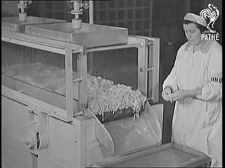 Производство одежды из молока (1937)