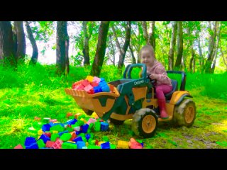 Darius and Francesca learns how to be safe on the road - Kids toy stories about helping each other