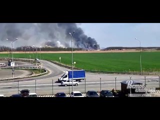 🔥 Крупный пожар в полях у посёлка Дорожный, который находится в 15 километрах от Ростова.