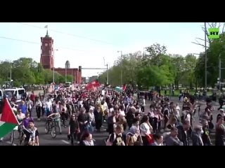 Centinaia di manifestanti si sono radunati a Berlino dopo la chiusura di un Congresso sulla Palestina da parte della polizia
