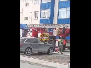 Съехались экстренные службы: девушка вылезла на крышу дома в Дальнем