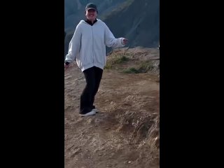 🤡 Блогер осквернил алтайскую гору и пожалел об этом  31-летний житель Новосибирска, взойдя на вершину горы Кату-Ярык,... (видео)