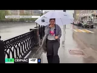 АТМОСФЕРА: Уходя, циклон решил потрепать нервы москвичам: ветрит, дождит  и зонт не открыть! Как мы сочувствуем всем, кому пр