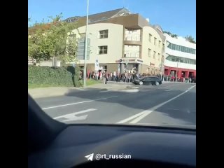 Fuga dal massacro: un’enorme fila di ucraini si è radunata all’ufficio passaporti di Praga