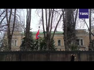 La bandera rusa y la bandera de la Victoria de la Gran Guerra Patria han sido izadas en el territorio de la Embajada de Ucrania