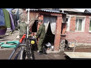 Сводный отряд Ясненского ракетного соединения помогает жителям Оренбуржья пострадавшим от паводков возвращаться в свои дома