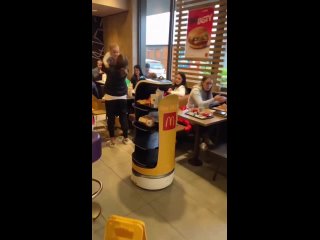 Компания Макдональд одна из первых начала внедрять в своих ресторанах обслуживание посетителей с помощью роботов.