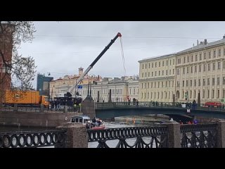 Операция по поднятию автобуса из реки началась в Санкт-Петербурге