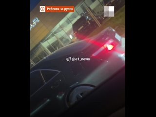 На Объездной за рулём заметили ребёнка сидевшего на коленях.   Малыш рулил и нажимал на педали. У него это успешно... (видео)