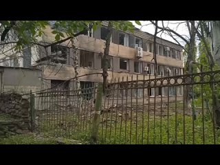 Видео: ‼️🏴‍☠️🇷🇺Враг нанёс удар по центру Горловки, разрушая больницы
Повреждены мед