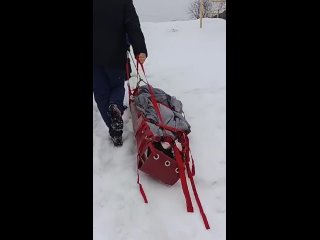 Спасатели Златоуста из-за скользкой дороги подняли бабушку к машине скорой с помощью альпинистского снаряжения