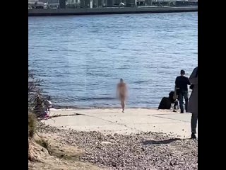 Голая девушка прыгнула в воду с Яхтенного моста (высотой 19 м), убегая от полицейских. Ошеломлённые зрители засняли нагой перфор