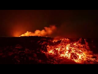 Уникальное видео одновременно северного сияния и извержения вулкана в в Исландии.