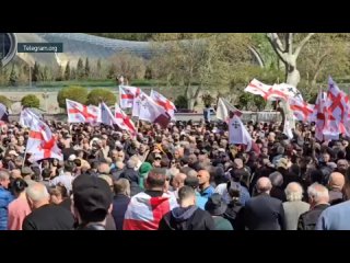 Thousands of Georgians who are in favor of improving relations with Russia gathered at the main office of the Georgian Dream in