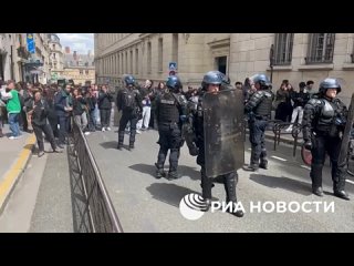 Полиция в Париже в понедельник разогнала очередной студенческий протест в поддержку Палестины у университета Сорбонна. Несколько