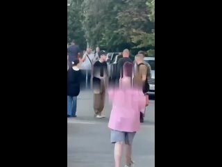 ⚡ В центре Москвы произошёл конфликт между Инстасамкой и манекеном.   На видео заметно, как Даша прячется за Олегом. В... (видео)