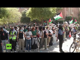 Des manifestants pro-palestiniens et pro-israliens s'affrontent sur le campus de l'UCLA