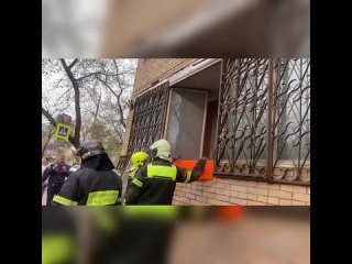 🙄 В Москве спасателям пришлось спиливать оконную решётку, чтобы вытащить 300 килограммового мужчину из квартиры.