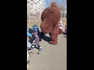 Видео от Поздравление танцующего Мишки и друзей Сыктывкар