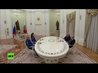 EN DIRECT : Le président russe et le président biélorusse rencontrent des cosmonautes