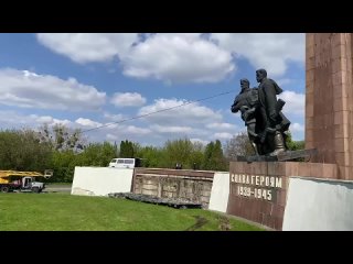 Фашисты сносят памятник советским воинам в Ровно