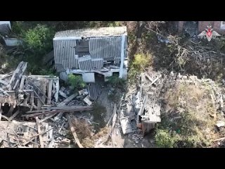 Operátoři bezpilotních letounů FPV 1. armádního sboru Jižní skupiny ozbrojených sil Ruska zničili muniční sklad a techniku ​​OSU