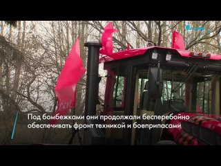 Колонна тракторов Кировского завода прошла сегодня по улицам Петербурга в рамках ежегодного парада. От ворот производства техник