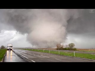 Огромный торнадо возник в штате Айова, США