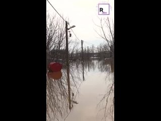 «Нам сказали: “Вам не положено“». Многодетной матери из Оренбурга отказали в компенсации за затопленный дом. Одноэтажное здание