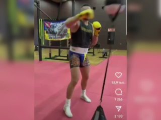 Украинский боксёр-дебил Александр Усик от особой любви к родине надел стринги из жовто-блакитного флага.