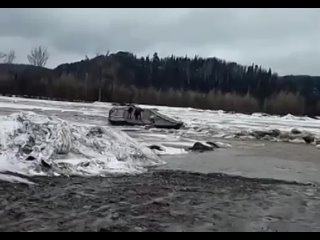 В Кемеровской области ледоход сорвал понтонный пост с людьми и понес его вниз по течению.