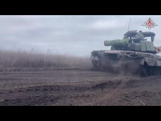 Экипажи танков Т-80БВ группировки войск Запад уничтожили замаскированные блиндажи, наблюдательные пункты и живую силу ВСУ
