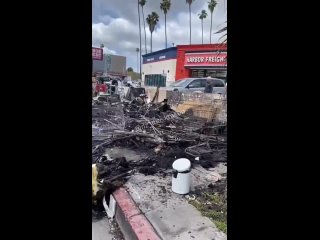 В Лос-Анджелесе пожар уничтожил фешенебельный палаточный посёлок для бездомных, стихийно организовавшийся около супермаркета.