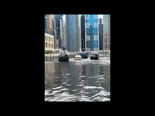 Сильные осадки также привели к наводнению в Дубае.