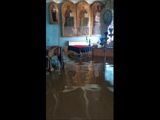 удалось спасти иконы и дореволюционные книги из затопленного Покровского храма в Орске