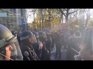 Преподавателите на Нюйоркския университет стоят като щит за полицията, за да им попречат да получат достъп до студентите по врем