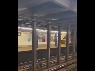 Благодаря любознательным жителям Нью-Йорка мы теперь знаем, что будет, если положить велосипед на рельсы метро.