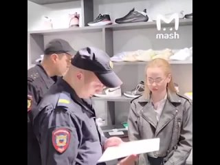 Обыски проходят в магазине кроссовок инфоблогера-огуречника Артема Бриуса на Рождественке в Москве.