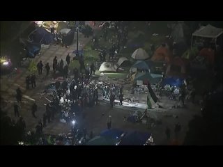 Cientos de policas antidisturbios se han congregado afuera de la Universidad de California en Los ngeles (UCLA) y estn desma