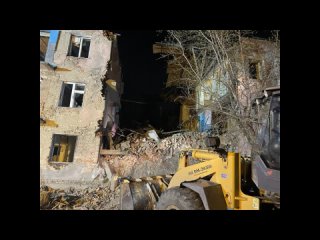 В Омске обрушился аварийный дом!  Дом находится на улице Молодогвардейской, 39. Его жильцов расселили.