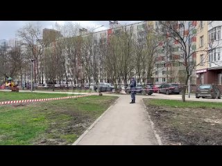 В Москве на месте взрыва автомобиля экс-сотрудника СБУ работают следователи, а полицейские досматривают днища других машин