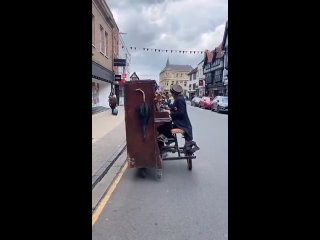 Only in France can you fine Pianiste de rue