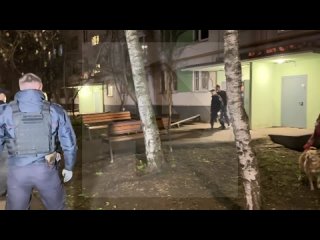 Зверское убийство в Москве: на кадрах — мужчина, предположительно, зарезавший мать и бабушку. На месте происшествия работают пра