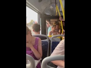 ⚡ «Помогите, выбросьте его!» — крикнул кто-то в автобусе №43 в Нижнем Новгороде, и это стало началом целой истории. ... (видео)